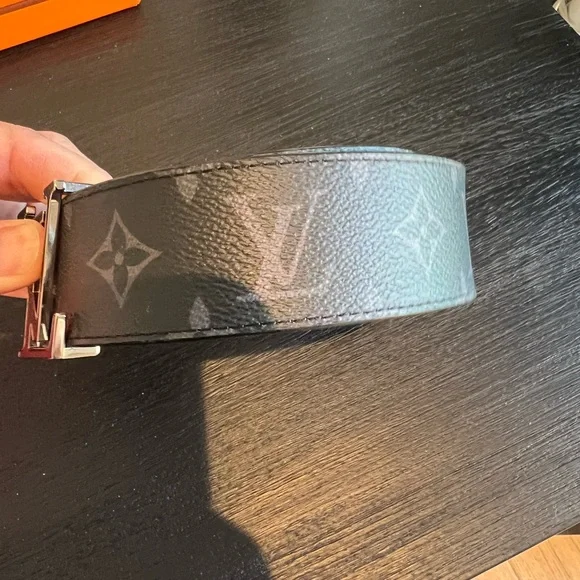 Louis Vuitton men’s belt. Excellent condition. Only worn twice.